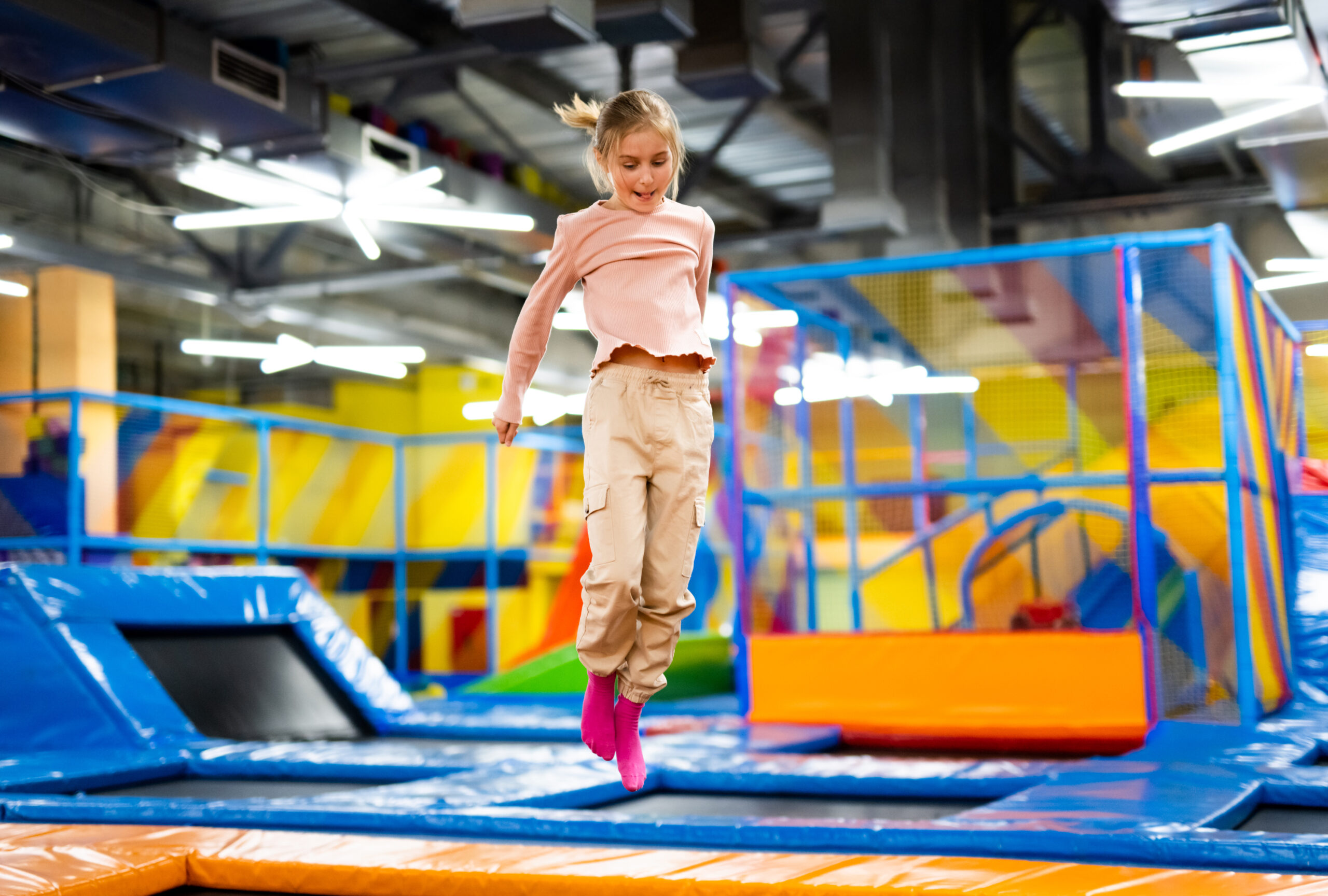 Niña saltando en el Park Jump de Jerez Fun Center